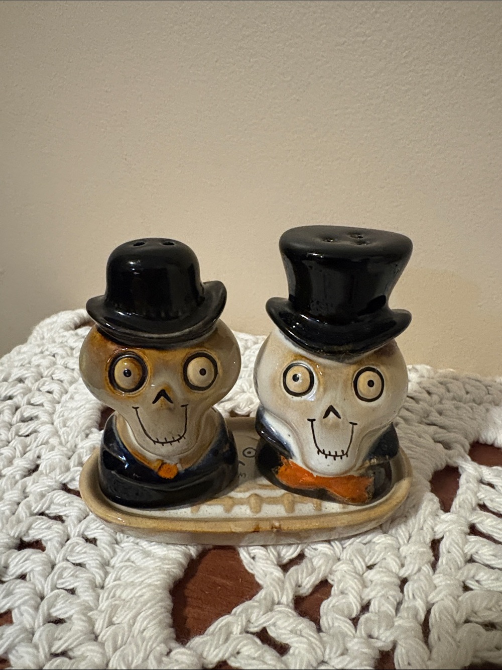 Yankee Candle Boney Ceramic Skull Couple Salt & Pepper Shakers in Cream 2010